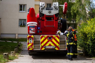 Reims, Fransa 'da yanan bir binaya müdahale eden itfaiyeciler - 26 Haziran 2023 - Fransa' nın Croix Rouge bölgesindeki binalardan birinde çıkan yangını söndürmeye çalışıyorlar. 
