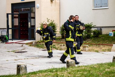 Reims, Fransa 'da yanan bir binaya müdahale eden itfaiyeciler - 26 Haziran 2023 - Fransa' nın Croix Rouge bölgesindeki binalardan birinde çıkan yangını söndürmeye çalışıyorlar. 