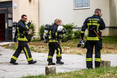 Reims, Fransa 'da yanan bir binaya müdahale eden itfaiyeciler - 26 Haziran 2023 - Fransa' nın Croix Rouge bölgesindeki binalardan birinde çıkan yangını söndürmeye çalışıyorlar. 