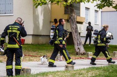 Reims, Fransa 'da yanan bir binaya müdahale eden itfaiyeciler - 26 Haziran 2023 - Fransa' nın Croix Rouge bölgesindeki binalardan birinde çıkan yangını söndürmeye çalışıyorlar. 