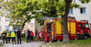 Reims, Fransa 'da yanan bir binaya müdahale eden itfaiyeciler - 26 Haziran 2023 - Fransa' nın Croix Rouge bölgesindeki binalardan birinde çıkan yangını söndürmeye çalışıyorlar. 