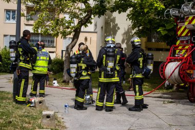 Reims, Fransa 'da yanan bir binaya müdahale eden itfaiyeciler - 26 Haziran 2023 - Fransa' nın Croix Rouge bölgesindeki binalardan birinde çıkan yangını söndürmeye çalışıyorlar. 