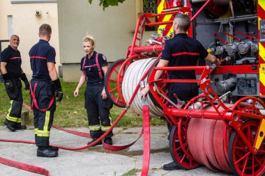 Reims, Fransa 'da yanan bir binaya müdahale eden itfaiyeciler - 26 Haziran 2023 - Fransa' nın Croix Rouge bölgesindeki binalardan birinde çıkan yangını söndürmeye çalışıyorlar. 