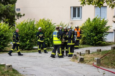 Reims, Fransa 'da yanan bir binaya müdahale eden itfaiyeciler - 26 Haziran 2023 - Fransa' nın Croix Rouge bölgesindeki binalardan birinde çıkan yangını söndürmeye çalışıyorlar. 