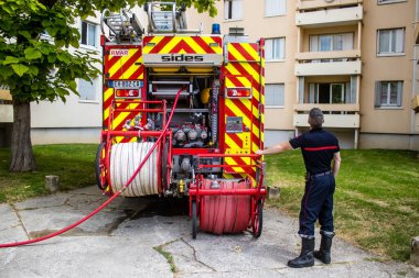 Reims, Fransa 'da yanan bir binaya müdahale eden itfaiyeciler - 26 Haziran 2023 - Fransa' nın Croix Rouge bölgesindeki binalardan birinde çıkan yangını söndürmeye çalışıyorlar. 