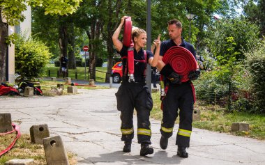 Reims, Fransa 'da yanan bir binaya müdahale eden itfaiyeciler - 26 Haziran 2023 - Fransa' nın Croix Rouge bölgesindeki binalardan birinde çıkan yangını söndürmeye çalışıyorlar. 