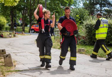 Reims, Fransa 'da yanan bir binaya müdahale eden itfaiyeciler - 26 Haziran 2023 - Fransa' nın Croix Rouge bölgesindeki binalardan birinde çıkan yangını söndürmeye çalışıyorlar. 