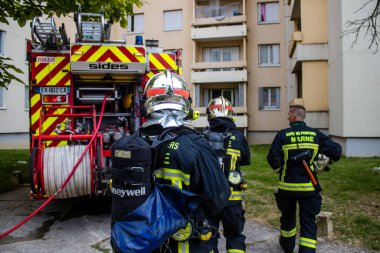 Reims, Fransa 'da yanan bir binaya müdahale eden itfaiyeciler - 26 Haziran 2023 - Fransa' nın Croix Rouge bölgesindeki binalardan birinde çıkan yangını söndürmeye çalışıyorlar. 