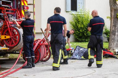 Reims, Fransa 'da yanan bir binaya müdahale eden itfaiyeciler - 26 Haziran 2023 - Fransa' nın Croix Rouge bölgesindeki binalardan birinde çıkan yangını söndürmeye çalışıyorlar. 