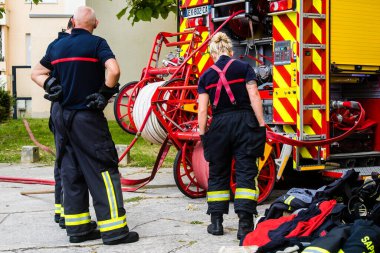 Reims, Fransa 'da yanan bir binaya müdahale eden itfaiyeciler - 26 Haziran 2023 - Fransa' nın Croix Rouge bölgesindeki binalardan birinde çıkan yangını söndürmeye çalışıyorlar. 