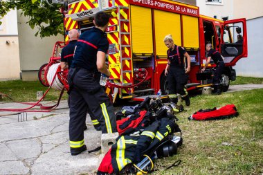 Reims, Fransa 'da yanan bir binaya müdahale eden itfaiyeciler - 26 Haziran 2023 - Fransa' nın Croix Rouge bölgesindeki binalardan birinde çıkan yangını söndürmeye çalışıyorlar. 