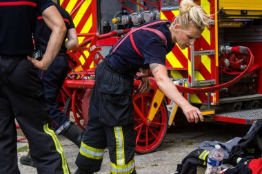 Reims, Fransa 'da yanan bir binaya müdahale eden itfaiyeciler - 26 Haziran 2023 - Fransa' nın Croix Rouge bölgesindeki binalardan birinde çıkan yangını söndürmeye çalışıyorlar. 