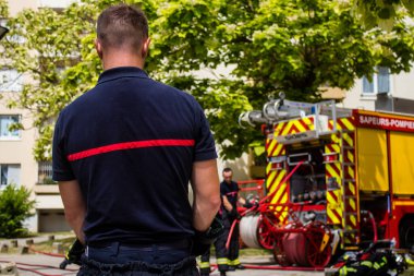 Reims, Fransa 'da yanan bir binaya müdahale eden itfaiyeciler - 26 Haziran 2023 - Fransa' nın Croix Rouge bölgesindeki binalardan birinde çıkan yangını söndürmeye çalışıyorlar. 