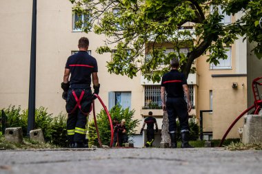 Reims, Fransa 'da yanan bir binaya müdahale eden itfaiyeciler - 26 Haziran 2023 - Fransa' nın Croix Rouge bölgesindeki binalardan birinde çıkan yangını söndürmeye çalışıyorlar. 