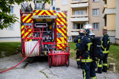 Reims, Fransa 'da yanan bir binaya müdahale eden itfaiyeciler - 26 Haziran 2023 - Fransa' nın Croix Rouge bölgesindeki binalardan birinde çıkan yangını söndürmeye çalışıyorlar. 