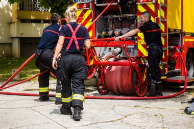 Reims, Fransa 'da yanan bir binaya müdahale eden itfaiyeciler - 26 Haziran 2023 - Fransa' nın Croix Rouge bölgesindeki binalardan birinde çıkan yangını söndürmeye çalışıyorlar. 