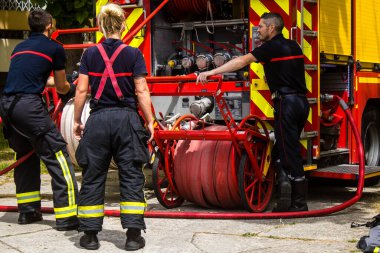 Reims, Fransa 'da yanan bir binaya müdahale eden itfaiyeciler - 26 Haziran 2023 - Fransa' nın Croix Rouge bölgesindeki binalardan birinde çıkan yangını söndürmeye çalışıyorlar. 