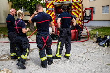 Reims, Fransa 'da yanan bir binaya müdahale eden itfaiyeciler - 26 Haziran 2023 - Fransa' nın Croix Rouge bölgesindeki binalardan birinde çıkan yangını söndürmeye çalışıyorlar. 