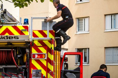 Reims, Fransa 'da yanan bir binaya müdahale eden itfaiyeciler - 26 Haziran 2023 - Fransa' nın Croix Rouge bölgesindeki binalardan birinde çıkan yangını söndürmeye çalışıyorlar. 