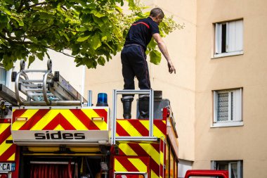 Reims, Fransa 'da yanan bir binaya müdahale eden itfaiyeciler - 26 Haziran 2023 - Fransa' nın Croix Rouge bölgesindeki binalardan birinde çıkan yangını söndürmeye çalışıyorlar. 