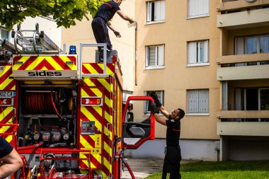 Reims, Fransa 'da yanan bir binaya müdahale eden itfaiyeciler - 26 Haziran 2023 - Fransa' nın Croix Rouge bölgesindeki binalardan birinde çıkan yangını söndürmeye çalışıyorlar. 