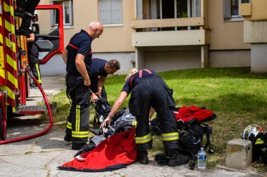 Reims, Fransa 'da yanan bir binaya müdahale eden itfaiyeciler - 26 Haziran 2023 - Fransa' nın Croix Rouge bölgesindeki binalardan birinde çıkan yangını söndürmeye çalışıyorlar. 