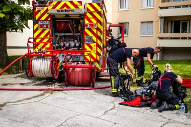 Reims, Fransa 'da yanan bir binaya müdahale eden itfaiyeciler - 26 Haziran 2023 - Fransa' nın Croix Rouge bölgesindeki binalardan birinde çıkan yangını söndürmeye çalışıyorlar. 