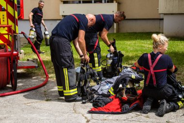 Reims, Fransa 'da yanan bir binaya müdahale eden itfaiyeciler - 26 Haziran 2023 - Fransa' nın Croix Rouge bölgesindeki binalardan birinde çıkan yangını söndürmeye çalışıyorlar. 