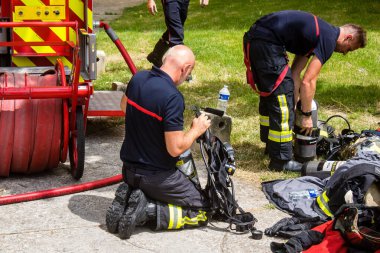 Reims, Fransa 'da yanan bir binaya müdahale eden itfaiyeciler - 26 Haziran 2023 - Fransa' nın Croix Rouge bölgesindeki binalardan birinde çıkan yangını söndürmeye çalışıyorlar. 