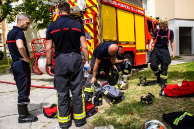 Reims, Fransa 'da yanan bir binaya müdahale eden itfaiyeciler - 26 Haziran 2023 - Fransa' nın Croix Rouge bölgesindeki binalardan birinde çıkan yangını söndürmeye çalışıyorlar. 