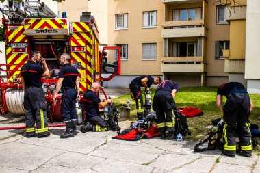 Reims, Fransa 'da yanan bir binaya müdahale eden itfaiyeciler - 26 Haziran 2023 - Fransa' nın Croix Rouge bölgesindeki binalardan birinde çıkan yangını söndürmeye çalışıyorlar. 