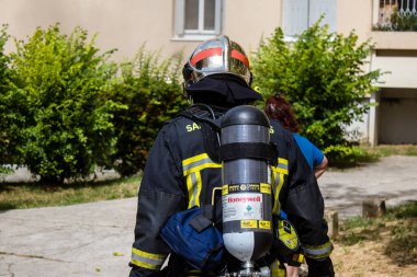 Reims, Fransa 'da yanan bir binaya müdahale eden itfaiyeciler - 26 Haziran 2023 - Fransa' nın Croix Rouge bölgesindeki binalardan birinde çıkan yangını söndürmeye çalışıyorlar. 