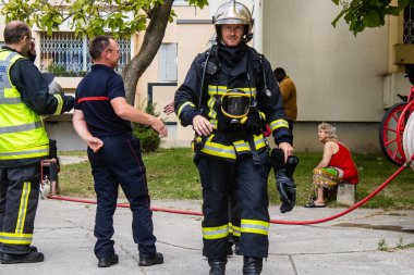 Reims, Fransa 'da yanan bir binaya müdahale eden itfaiyeciler - 26 Haziran 2023 - Fransa' nın Croix Rouge bölgesindeki binalardan birinde çıkan yangını söndürmeye çalışıyorlar. 
