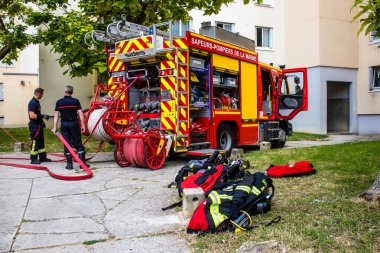 Reims, Fransa 'da yanan bir binaya müdahale eden itfaiyeciler - 26 Haziran 2023 - Fransa' nın Croix Rouge bölgesindeki binalardan birinde çıkan yangını söndürmeye çalışıyorlar. 