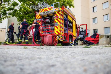 Reims, Fransa 'da yanan bir binaya müdahale eden itfaiyeciler - 26 Haziran 2023 - Fransa' nın Croix Rouge bölgesindeki binalardan birinde çıkan yangını söndürmeye çalışıyorlar. 