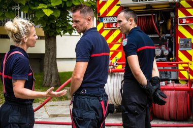 Reims, Fransa 'da yanan bir binaya müdahale eden itfaiyeciler - 26 Haziran 2023 - Fransa' nın Croix Rouge bölgesindeki binalardan birinde çıkan yangını söndürmeye çalışıyorlar. 