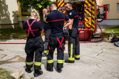 Reims, Fransa 'da yanan bir binaya müdahale eden itfaiyeciler - 26 Haziran 2023 - Fransa' nın Croix Rouge bölgesindeki binalardan birinde çıkan yangını söndürmeye çalışıyorlar. 
