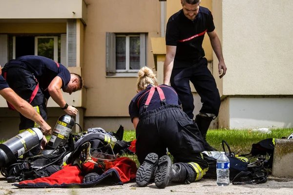 2023年6月26日フランス ランスの建物火災への介入中の消防士フランス ランスのクロワ ルージュ地区の建物の1つで勃発した火災を出すために消防士が働いています — ストック写真