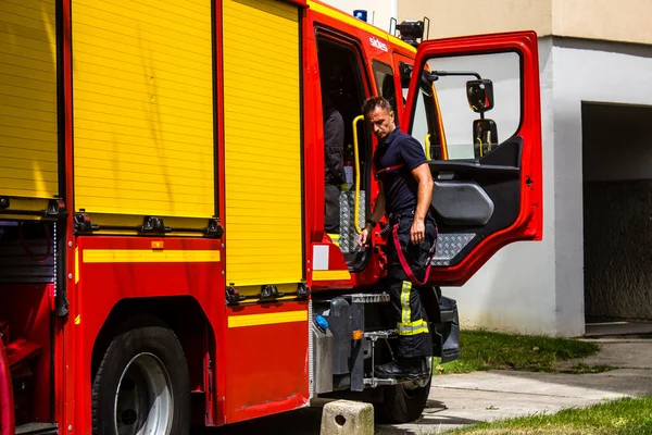 Feuerwehrleute Bei Einem Einsatz Einem Brennenden Gebäude Reims Frankreich Juni — Stockfoto