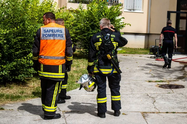 stock image Firefighters in intervention in a building on fire in Reims, France - June 26, 2023 Firefighters are working to put out a fire that broke out in one of the buildings in the Croix Rouge district of Reims in France. 