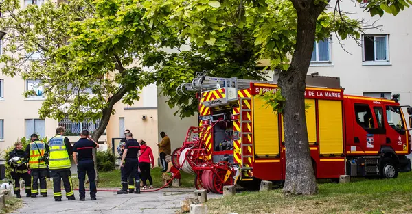 Reims, Fransa 'da yanan bir binaya müdahale eden itfaiyeciler - 26 Haziran 2023 - Fransa' nın Croix Rouge bölgesindeki binalardan birinde çıkan yangını söndürmeye çalışıyorlar. 
