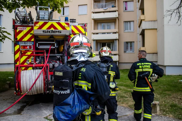 stock image Firefighters in intervention in a building on fire in Reims, France - June 26, 2023 Firefighters are working to put out a fire that broke out in one of the buildings in the Croix Rouge district of Reims in France. 