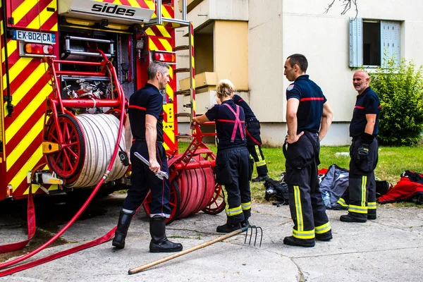 stock image Firefighters in intervention in a building on fire in Reims, France - June 26, 2023 Firefighters are working to put out a fire that broke out in one of the buildings in the Croix Rouge district of Reims in France. 