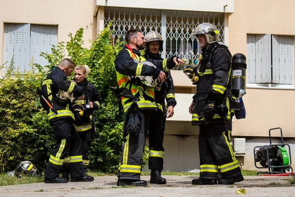 stock image Firefighters in intervention in a building on fire in Reims, France - June 26, 2023 Firefighters are working to put out a fire that broke out in one of the buildings in the Croix Rouge district of Reims in France. 