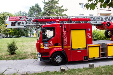 Reims, Fransa - 26 Haziran 2023 itfaiye aracı Reims, Fransa 'da yanan bir binaya müdahale etti
