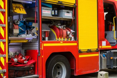 Reims, Fransa - 26 Haziran 2023 itfaiye aracı Reims, Fransa 'da yanan bir binaya müdahale etti