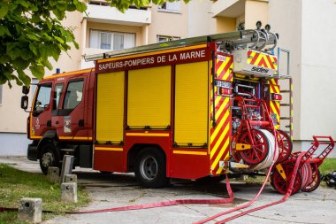 Reims, Fransa - 26 Haziran 2023 itfaiye aracı Reims, Fransa 'da yanan bir binaya müdahale etti