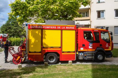 Reims, Fransa - 26 Haziran 2023 itfaiye aracı Reims, Fransa 'da yanan bir binaya müdahale etti