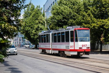 Zaporizhia, Ukrayna - 06 Temmuz 2023 Ukrayna 'nın güneydoğusundaki Dinyeper Nehri üzerindeki Zaporizhia caddelerinde tramvay salınıyor. 