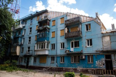 Zaporizhia, Ukrayna - 06 Temmuz 2023 Ukrayna 'nın güneydoğusundaki Dinyeper Nehri' ndeki bir kasaba olan Zaporizhia 'da bir Rus füzesinin saldırısı sonucu bina restore edildi. 